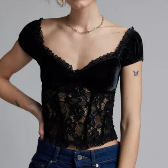 Kimchi Blue Tops - Kimchi Blue Urban Outfitters Velvet & Lace Puff Sleeve Top